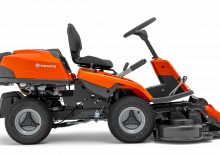 Oranžs Husqvarna raideris, modelis ''R214TC'', skats no labā sāna