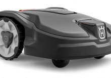 Melns Husqvarna zāles pļāvējs robots, modelis ''Automower 305'', skats no priekšas labās puses