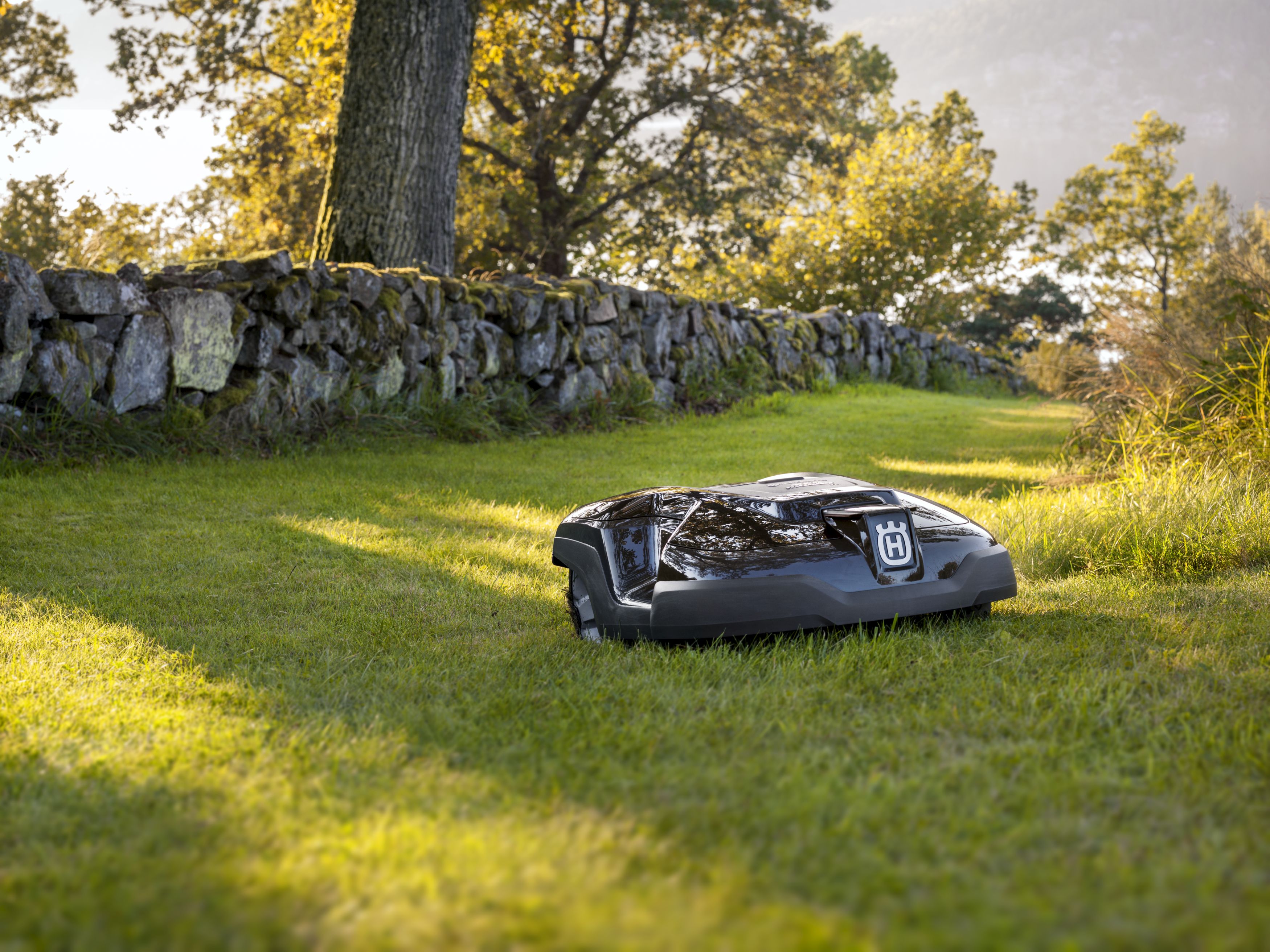 Melns Husqvarna zāles pļāvējs robots – Automower 315 modelis, darbības demonstrācija pļaujot zāli