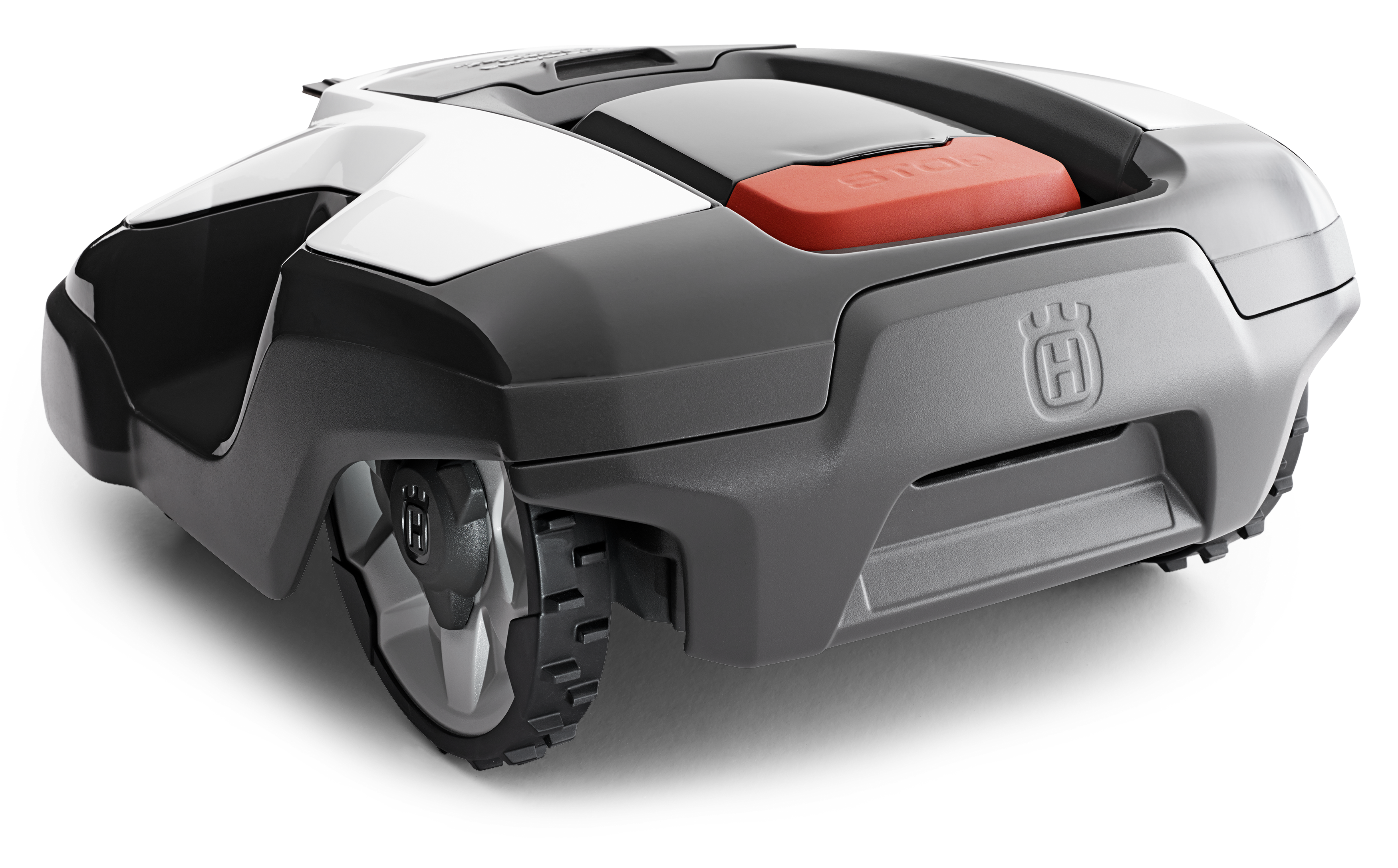 Melns Husqvarna zāles pļāvējs robots – Automower 315 modelis, skats no aizmugures kreisās puses