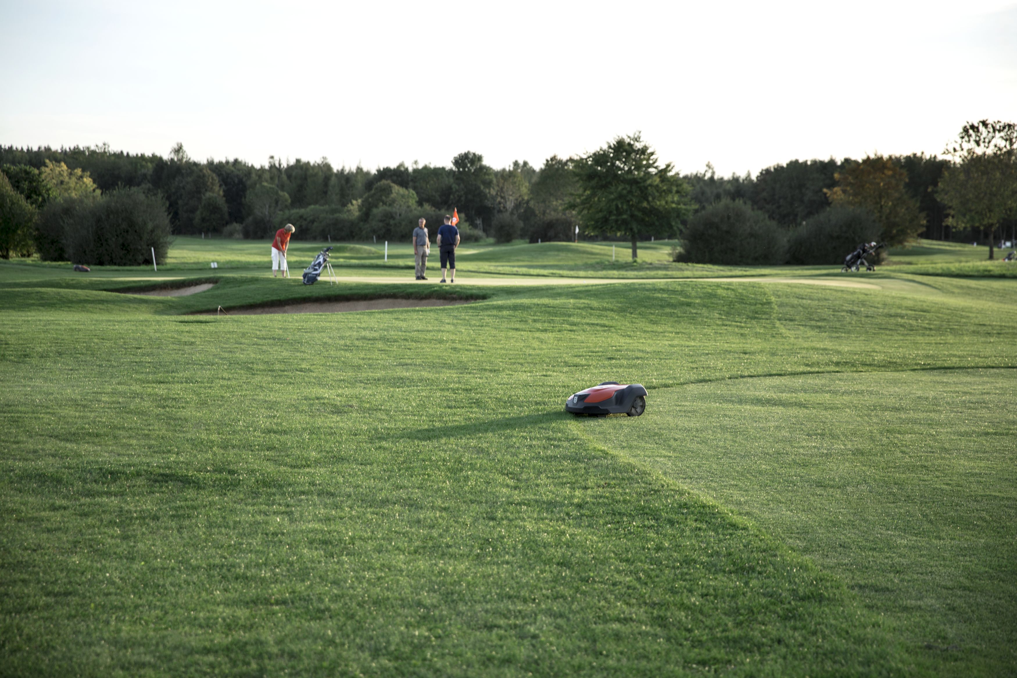 husqvarna zāles pļāvēja robots uz golfa laukuma