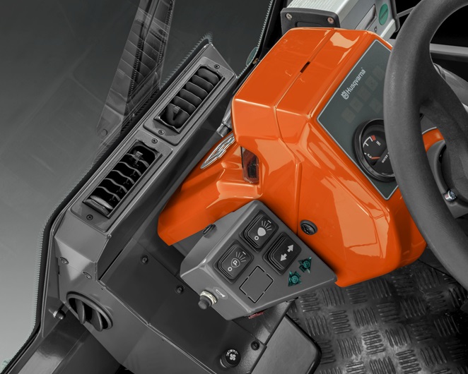 Melns, oranžs Husqvarna komerciālais Raideris ar kabīni, modelis ''P525D'', skats no iekšpuses vadības paneļa