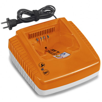 akumulatora lādētāja oranža detaļa un vads uz balta fona