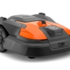 Automower 560 EPOS uz balta fona no sāniem priekšas