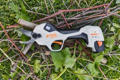 Dārza šķēres STIHL ASA20 uz kociņiem zālītē