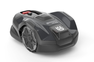 robots 310e nera no sāna uz balta fona