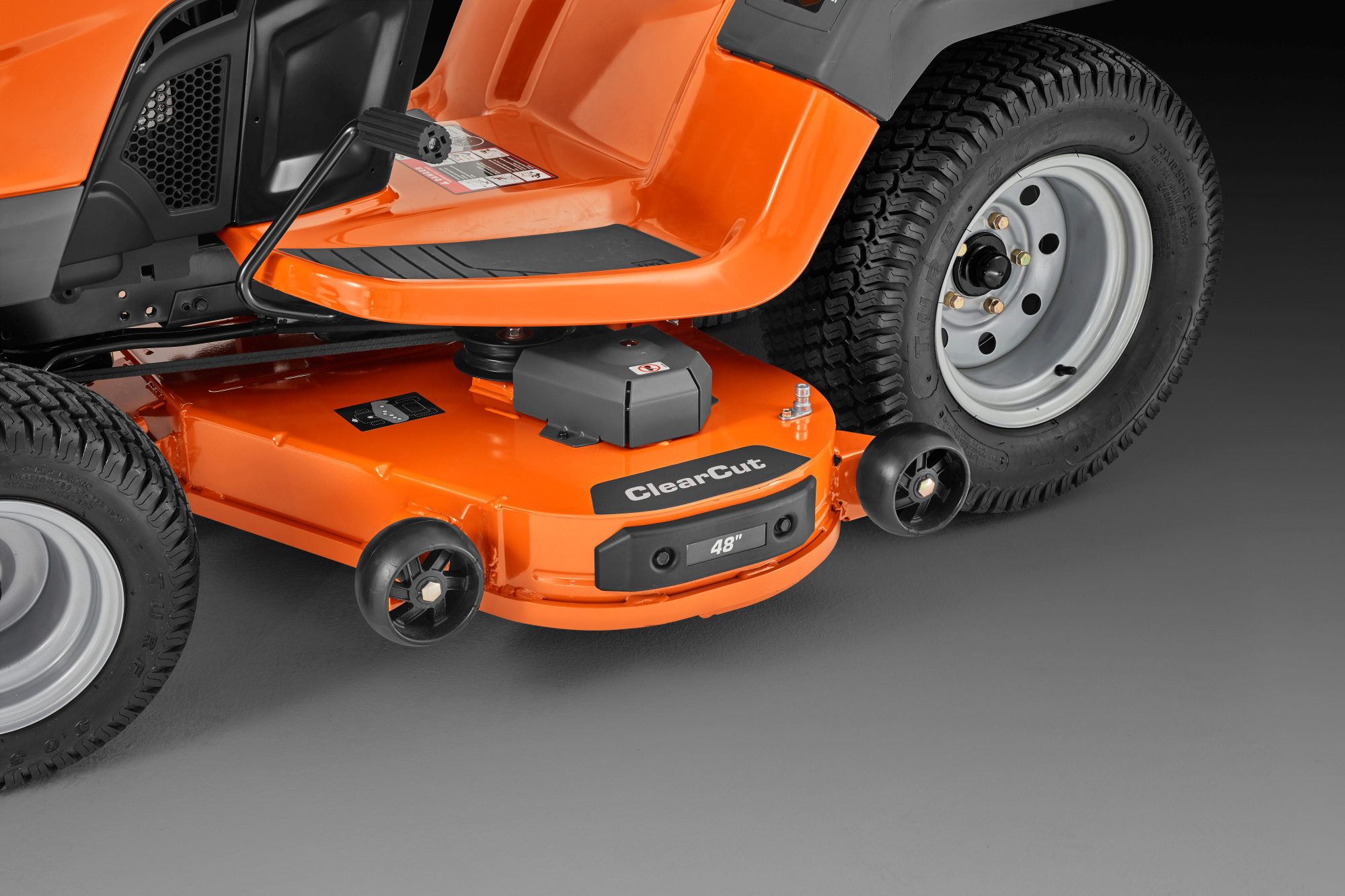 Oranžs Husqvarna zāles pļāvējs traktors, modelis ''TS 348XD'', skats uz kreiso sānu