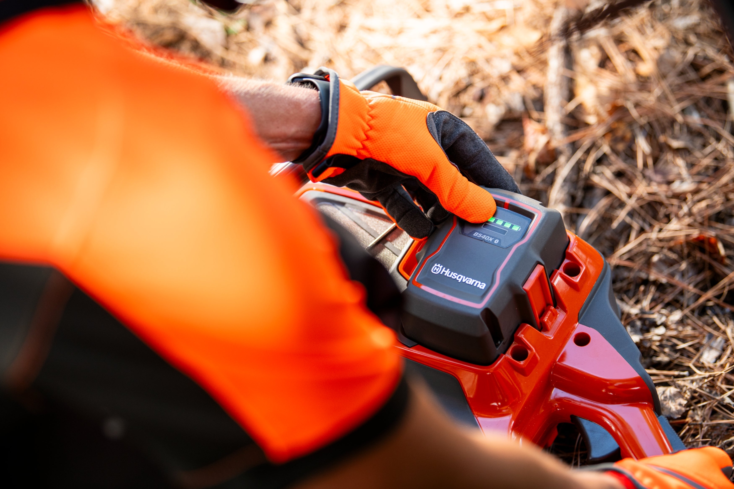 550iXP + baterija cilvēks liek bateriju iekš akumulatora motorzāģa