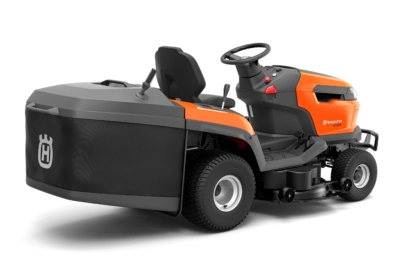 Traktors ar Grozu Husqvarna TC220T no aizmugures labās puses.