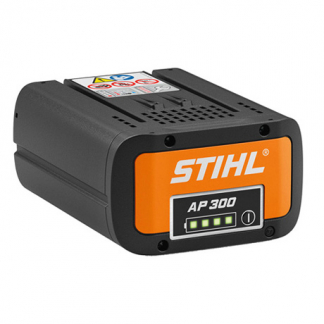 STIHL AP 300 akumulators uz balta fona