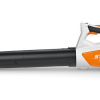 Oranžs Stihl akumulatora lapu pūtējs, modelis ''BGA 45'', skats no kreisā sāna