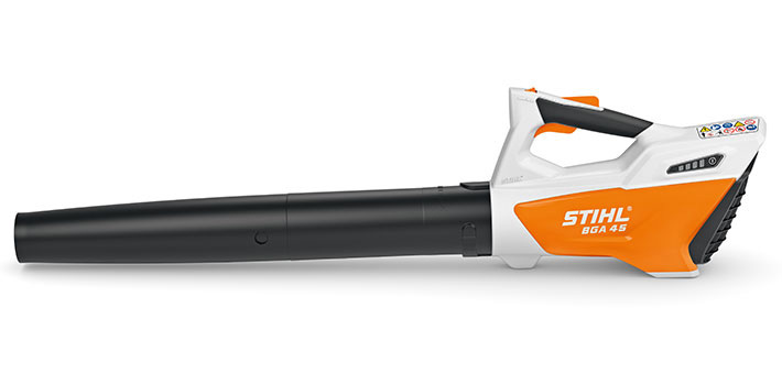 Oranžs Stihl akumulatora lapu pūtējs, modelis ''BGA 45'', skats no kreisā sāna