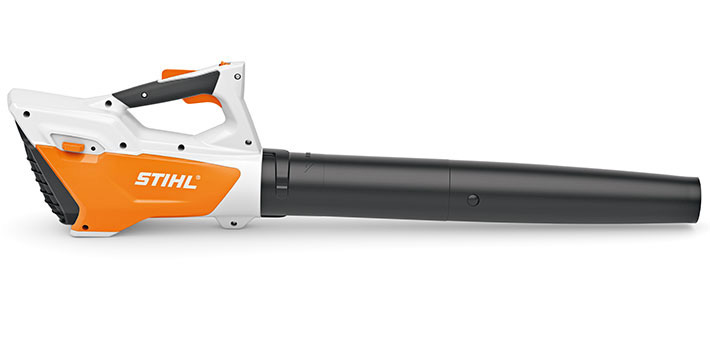 Oranžs Stihl akumulatora lapu pūtējs, modelis ''BGA 45'', skats no labā sāna