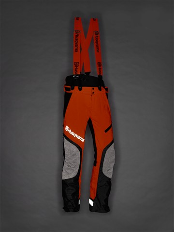 Melnas ar oranžu Husqvarna jostas aizsargbikses, modelis ''Technical Extreme'', atstarojoša auduma demonstrācija