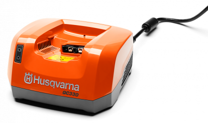 Oranžs Husqvarna akumulatora lādētājs, modelis ''QC330'', skats no priekšas