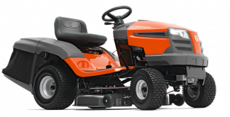 Oranžs Husqvarna zāles pļāvējs traktors, modelis ''TC 138'', skats no priekās labās puses